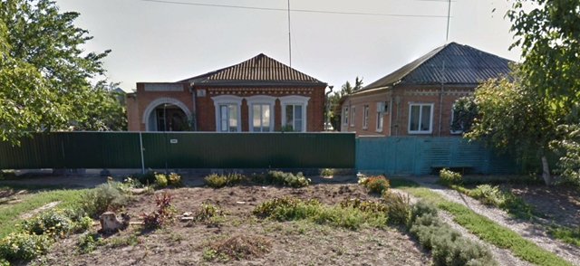 sTipica_piccola_casa_dacia_di_epoca_sovietica_a_Tichoreck,_in_Russia__Typical_small_soviet_house_dacha_in_Tichoreck,_Russia.jpg