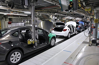 s001_Car_factory_assembly_line__Opel_factory_in_Gliwice,_Poland.jpg